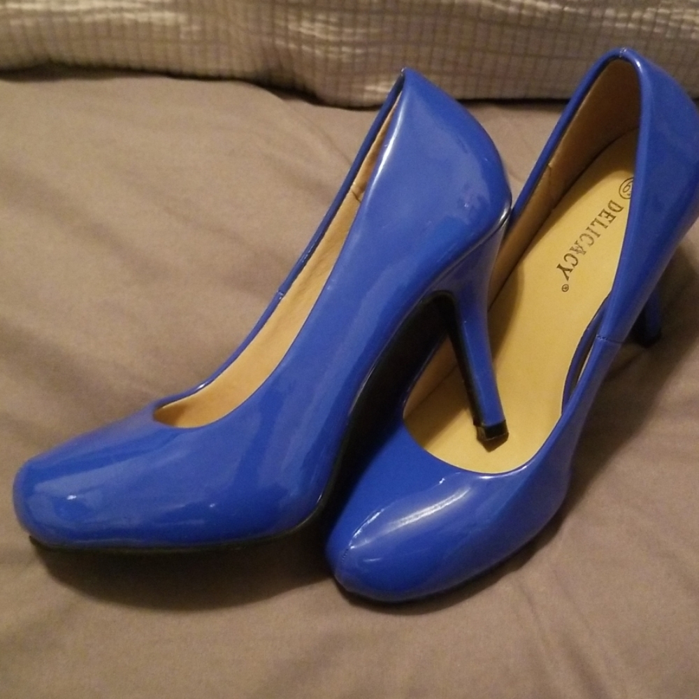 👠👠Beautiful royal blue pumps w/4" heels👠👠